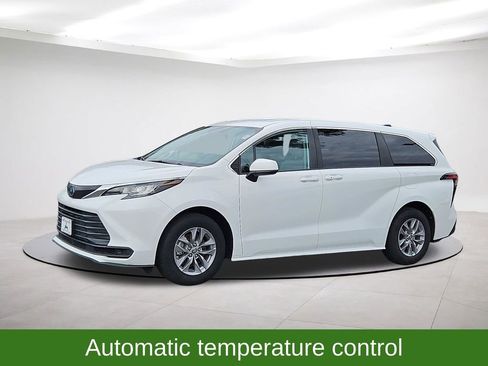 Used 2022 Toyota Sienna LE FWD image 3