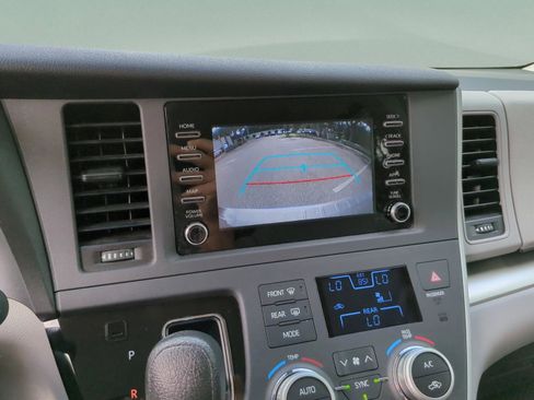 Used 2020 Toyota Sienna L FWD image 25