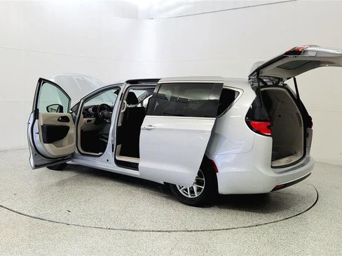 Used 2023 Chrysler Pacifica Touring-L FWD image 11