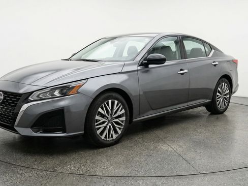 Used 2025 Nissan Altima 2.5 SV image 3