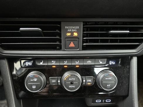 Used 2023 Volkswagen Jetta SE w/ Black Wheel Package image 32