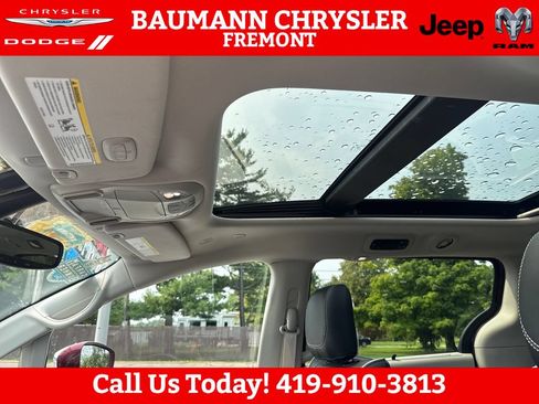 Used 2022 Chrysler Pacifica Limited AWD/4WD image 15
