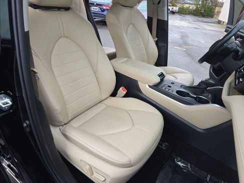 Used 2023 Toyota Highlander XLE image 16