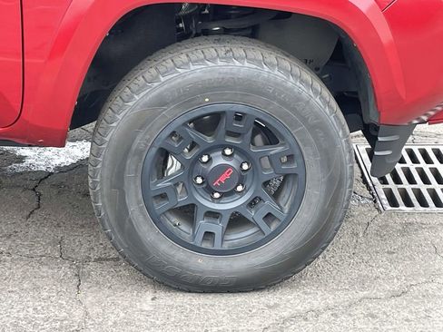 Used 2022 Toyota Tacoma TRD Sport w/ Technology Package image 22