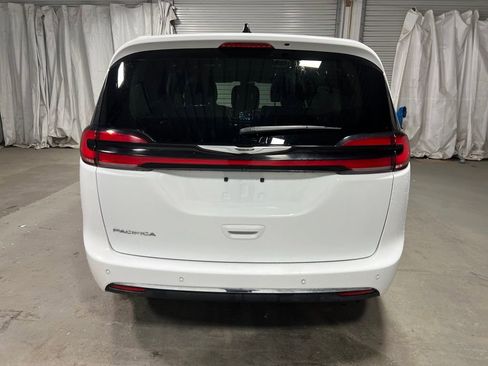 Used 2023 Chrysler Pacifica Touring-L FWD image 6