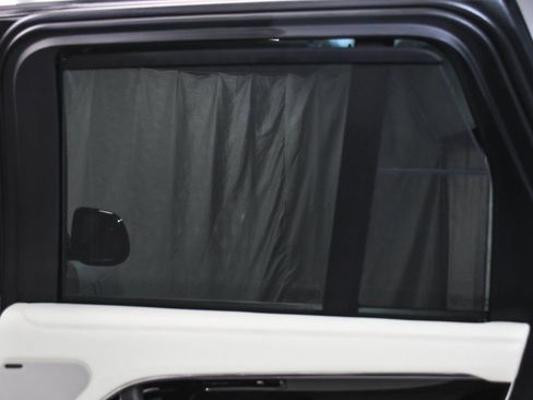 Used 2025 Land Rover Range Rover SE image 19