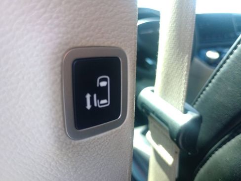 Used 2023 Chrysler Pacifica Touring-L image 14