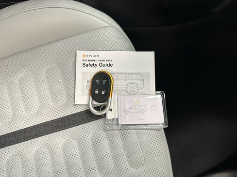 Used 2025 Rivian R1S Adventure AWD/4WD image 40
