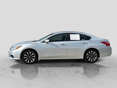 Used 2016 Nissan Altima 2.5 SV FWD image 2