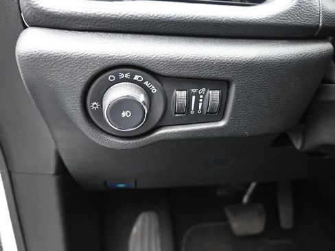 Used 2024 Chrysler Pacifica Limited FWD image 12