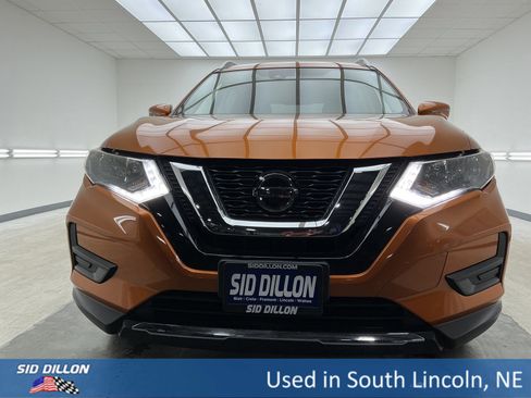 Used 2019 Nissan Rogue SV image 2