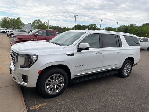 Used 2023 GMC Yukon XL SLT w/ SLT Premium Package AWD/4WD image 9