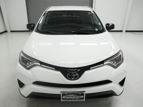 Used 2018 Toyota RAV4 LE FWD image 2