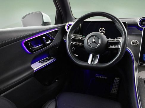 Used 2025 Mercedes-Benz GLC 300 4MATIC image 18