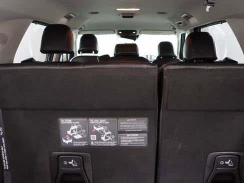 Used 2024 Kia Carnival EX image 30