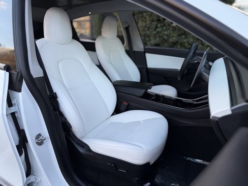 Used 2021 Tesla Model Y Long Range image 33