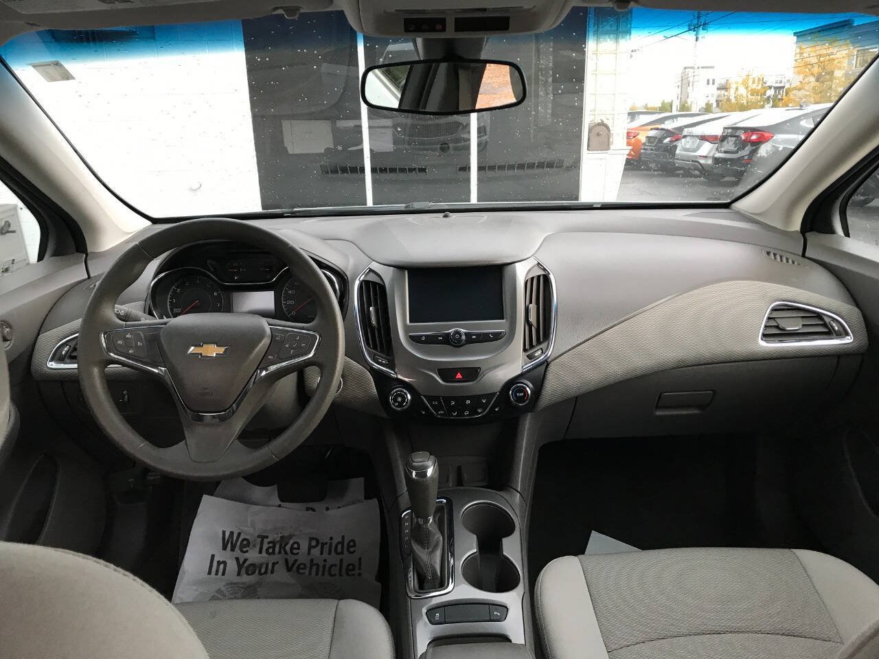 Used 2018 Chevrolet Cruze LT w/ Convenience Package FWD image 11