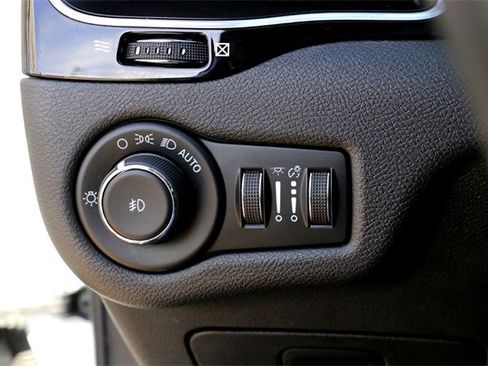 Used 2021 Jeep Cherokee Latitude Plus image 20