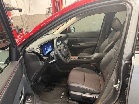 Used 2025 Nissan Kicks SR image 16