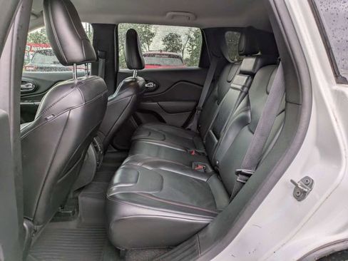 Used 2019 Jeep Cherokee Trailhawk AWD/4WD image 14