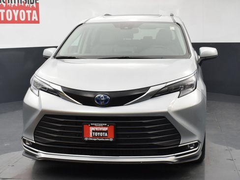 Used 2024 Toyota Sienna XLE image 7