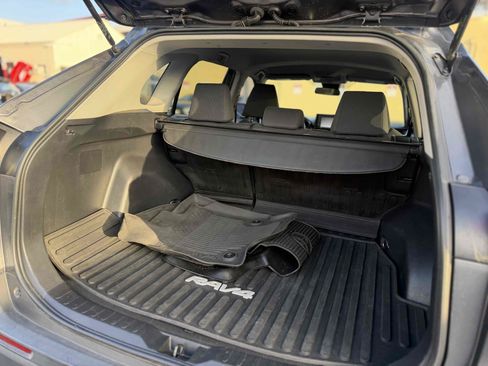 Used 2021 Toyota RAV4 LE AWD/4WD image 15