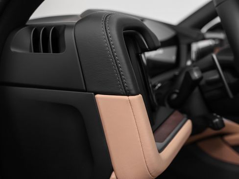 Used 2025 Porsche Cayenne image 28