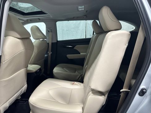 Used 2025 Toyota Highlander XLE image 51