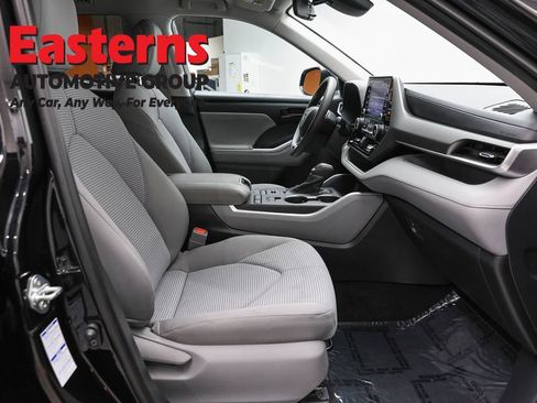 Used 2021 Toyota Highlander L AWD/4WD image 25