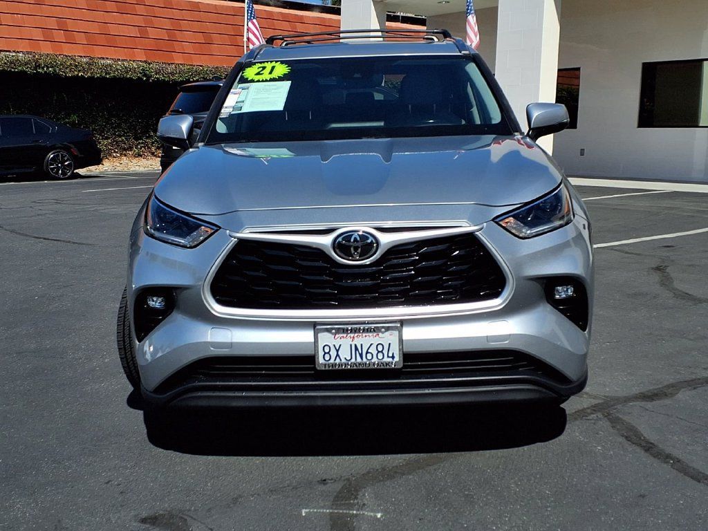 Used 2021 Toyota Highlander XLE FWD image 2