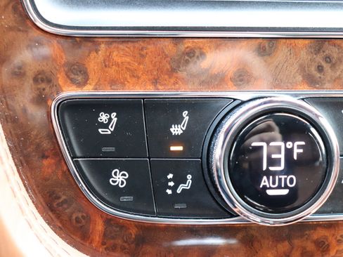 Used 2017 Bentley Bentayga image 48