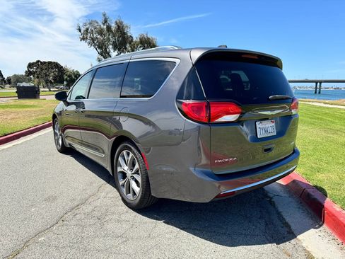 Used 2017 Chrysler Pacifica Limited FWD image 3