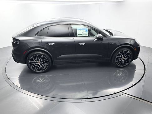 Used 2026 Porsche Macan Electric RWD image 38