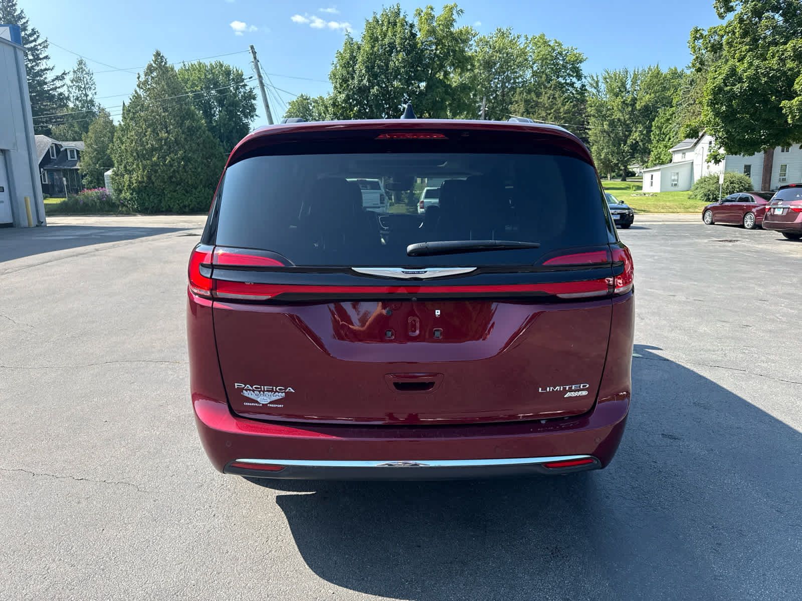 Used 2023 Chrysler Pacifica Limited w/ Uconnect Theater Family Group AWD/4WD image 4