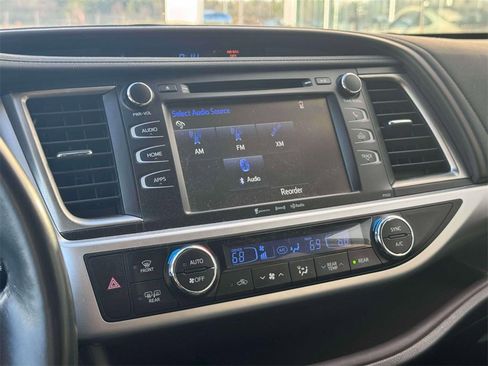 Used 2018 Toyota Highlander LE image 14