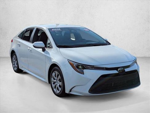 Used 2025 Toyota Corolla LE image 3