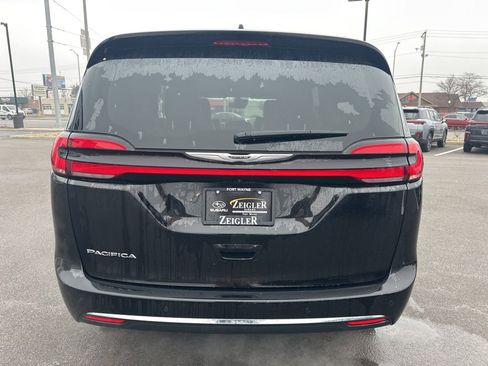 Used 2024 Chrysler Pacifica Touring-L image 5