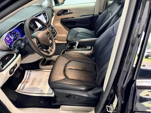 Used 2024 Chrysler Pacifica Touring-L FWD image 15
