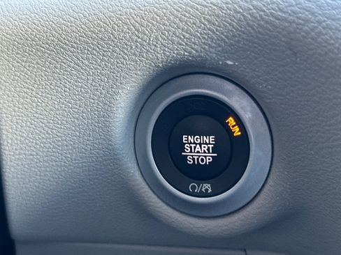 Used 2024 Chrysler Pacifica Touring-L FWD image 24