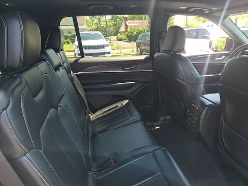 Used 2024 Jeep Grand Cherokee L Limited w/ Black Appearance Package AWD/4WD image 15