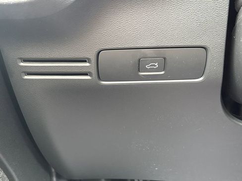 Used 2025 Volvo XC40 B5 Core image 32