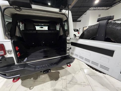 Used 2017 Jeep Wrangler Unlimited Rubicon image 6