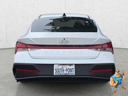 Certified 2024 Hyundai Elantra SE FWD image 6