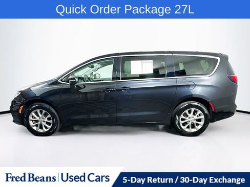 Used 2023 Chrysler Pacifica Touring-L w/ Uconnect Theater Family Group AWD/4WD image 5