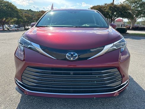 Used 2024 Toyota Sienna Platinum image 8
