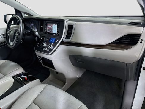 Used 2020 Toyota Sienna XLE w/ XLE Navigation Package FWD image 30