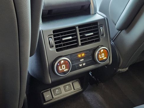 Used 2025 Land Rover Discovery Dynamic SE image 33