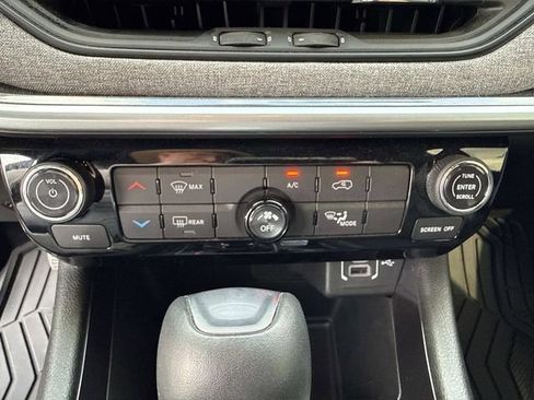 Used 2025 Jeep Compass Latitude AWD/4WD image 25