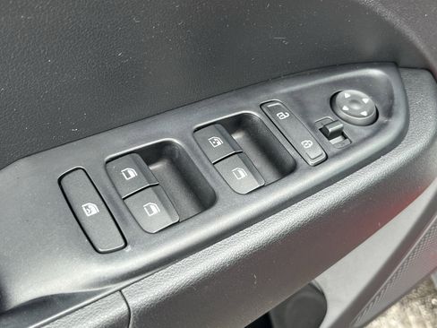 Used 2022 Hyundai Venue SEL image 33