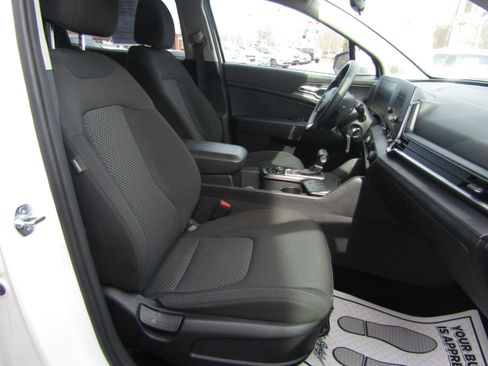 Used 2024 Kia Sportage LX image 9